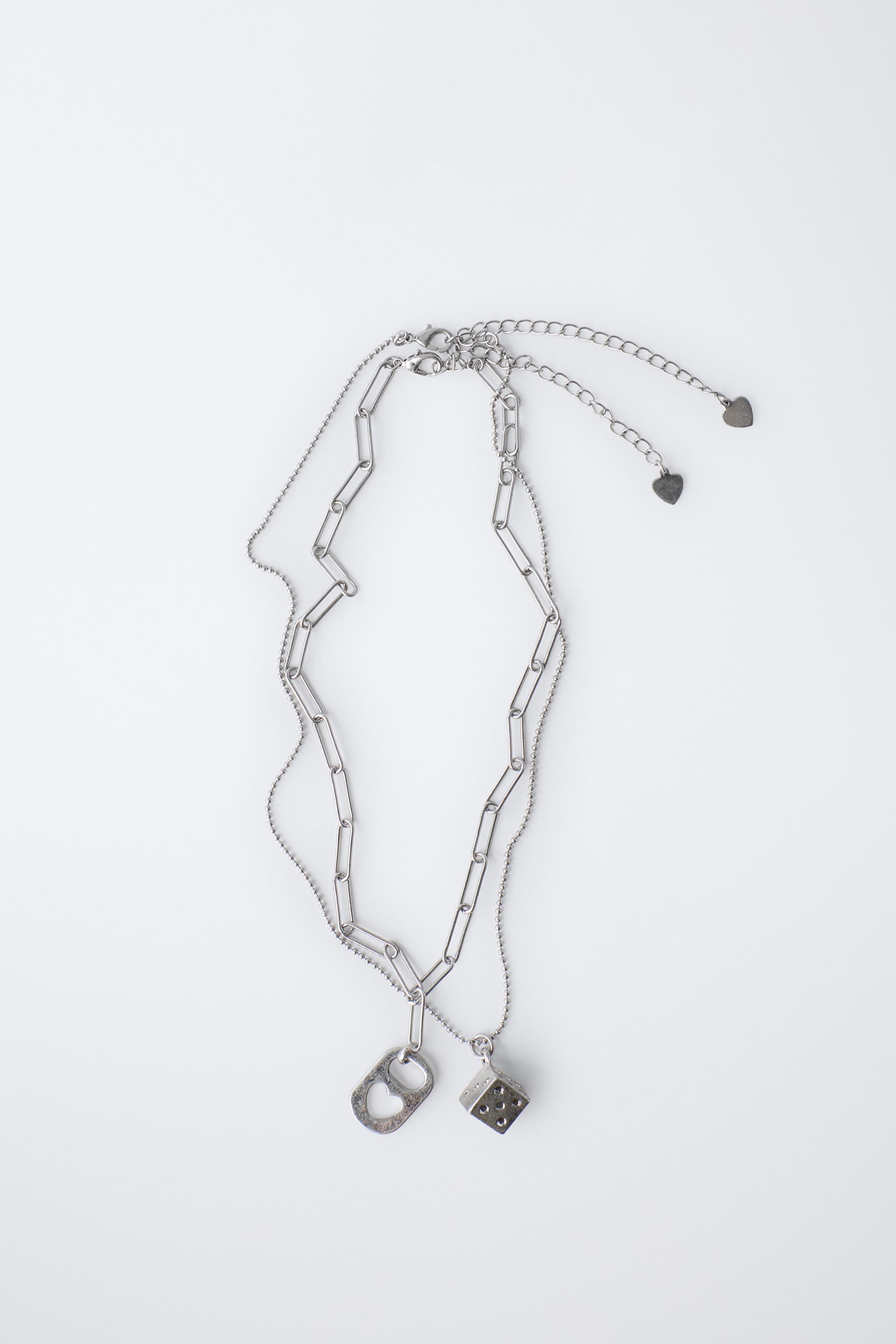 LOT DE DEUX COLLIERS AVEC PLAQUE ET DÉS